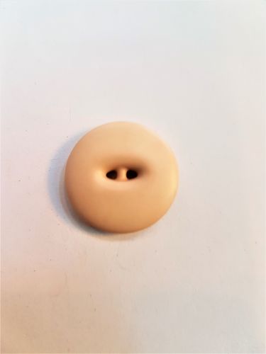 Polyesterknapp 2 hulls varm beige 12 mm