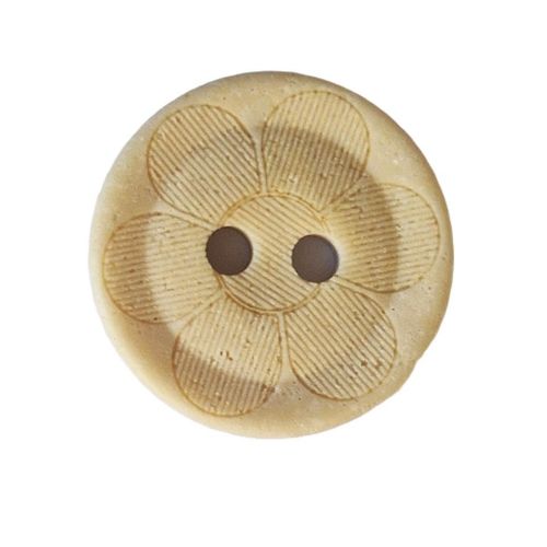 Polyesterknapp 2 hulls lys beige med blomst matt 15 mm
